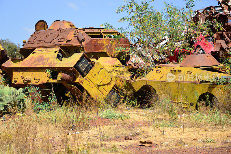 阿斯马拉坦克墓地- BRDM-2两栖装甲侦察车和BTR-60 APC，阿斯马拉，厄立特里亚